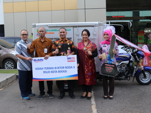 Direktur RSUD dr. Chasbullah Abdulmadjid Kota Bekasi dr. Kusnanto Saidi, MARS (tengah) didampingi Wakil Direktur Umum dan Keuangan Indriati, S.Sos., MA (kanan) dan Wakil Direktur Pelayanan drg. Tetty D.S Manurung, M.Si (kedua kanan) menerima secara simbolis baktor dari Kepala Cabang BRI Pekayon bpk. Wayan (kedua kiri) dan kepala kantor kas BRI RSUD (kiri)